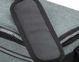 Bolsa térmica confeccionada em nylon, com capacidade de 11 litros e design pensado para organização e conforto no uso diário. Possui dois compartimentos, sendo o principal com revestimento térmico que auxilia na conservação da temperatura, além de bolso interno telado para acomodar utensílios de forma prática. Conta com bolsos laterais em malha, ideais para itens de acesso rápido, e alça transversal com apoio para o ombro, proporcionando transporte mais confortável. Um brinde corporativo funcional, versátil e alinhado a rotinas dinâmicas.