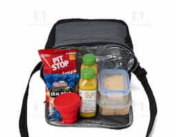 Bolsa térmica confeccionada em nylon, com capacidade de 11 litros e design pensado para organização e conforto no uso diário. Possui dois compartimentos, sendo o principal com revestimento térmico que auxilia na conservação da temperatura, além de bolso interno telado para acomodar utensílios de forma prática. Conta com bolsos laterais em malha, ideais para itens de acesso rápido, e alça transversal com apoio para o ombro, proporcionando transporte mais confortável. Um brinde corporativo funcional, versátil e alinhado a rotinas dinâmicas.
