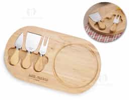 Kit queijo 4 peças, contém: tábua de bambu com canaleta, faca com ponta, garfo e espátula. Tábua com imã para encaixe e fixação dos utensílios.
