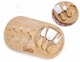 Kit queijo 4 peças, contém: tábua de bambu com canaleta, faca com ponta, garfo e espátula. Tábua com imã para encaixe e fixação dos utensílios.