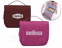 Nécessaire confeccionado em Nylon Oxford resiste à água. Possui compartimento principal com visor em tela de nylon e outros dois em formatos distintos: um em PVC com fechamento em zíper e outro em tela respirável de nylon. Conta ainda com gancho plástico para manter a bolsa pendurada enquanto aberta.