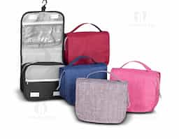 Nécessaire confeccionado em Nylon Oxford resiste à água. Possui compartimento principal com visor em tela de nylon e outros dois em formatos distintos: um em PVC com fechamento em zíper e outro em tela respirável de nylon. Conta ainda com gancho plástico para manter a bolsa pendurada enquanto aberta.