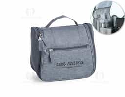 Nécessaire organizadora confeccionada em nylon Oxford, material resistente e indicado para uso frequente. Possui bolso frontal e alça superior que facilitam o transporte. Internamente, conta com gancho plástico para utilização pendurada, bolso superior em nylon com zíper, bolso telado também com zíper e compartimento inferior em tela com quatro divisões abertas, garantindo organização eficiente dos itens. Estrutura pensada para viagens ou rotina diária, permitindo acesso prático e melhor visualização do conteúdo. Um brinde corporativo funcional, completo e alinhado a quem valoriza organização e praticidade real.