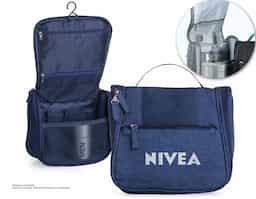 Nécessaire organizadora confeccionada em nylon Oxford, material resistente e indicado para uso frequente. Possui bolso frontal e alça superior que facilitam o transporte. Internamente, conta com gancho plástico para utilização pendurada, bolso superior em nylon com zíper, bolso telado também com zíper e compartimento inferior em tela com quatro divisões abertas, garantindo organização eficiente dos itens. Estrutura pensada para viagens ou rotina diária, permitindo acesso prático e melhor visualização do conteúdo. Um brinde corporativo funcional, completo e alinhado a quem valoriza organização e praticidade real.