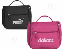 Nécessaire organizadora confeccionada em nylon Oxford, material resistente e indicado para uso frequente. Possui bolso frontal e alça superior que facilitam o transporte. Internamente, conta com gancho plástico para utilização pendurada, bolso superior em nylon com zíper, bolso telado também com zíper e compartimento inferior em tela com quatro divisões abertas, garantindo organização eficiente dos itens. Estrutura pensada para viagens ou rotina diária, permitindo acesso prático e melhor visualização do conteúdo. Um brinde corporativo funcional, completo e alinhado a quem valoriza organização e praticidade real.
