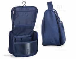 Nécessaire organizadora confeccionada em nylon Oxford, material resistente e indicado para uso frequente. Possui bolso frontal e alça superior que facilitam o transporte. Internamente, conta com gancho plástico para utilização pendurada, bolso superior em nylon com zíper, bolso telado também com zíper e compartimento inferior em tela com quatro divisões abertas, garantindo organização eficiente dos itens. Estrutura pensada para viagens ou rotina diária, permitindo acesso prático e melhor visualização do conteúdo. Um brinde corporativo funcional, completo e alinhado a quem valoriza organização e praticidade real.