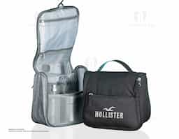 Nécessaire organizadora confeccionada em nylon Oxford, material resistente e indicado para uso frequente. Possui bolso frontal e alça superior que facilitam o transporte. Internamente, conta com gancho plástico para utilização pendurada, bolso superior em nylon com zíper, bolso telado também com zíper e compartimento inferior em tela com quatro divisões abertas, garantindo organização eficiente dos itens. Estrutura pensada para viagens ou rotina diária, permitindo acesso prático e melhor visualização do conteúdo. Um brinde corporativo funcional, completo e alinhado a quem valoriza organização e praticidade real.