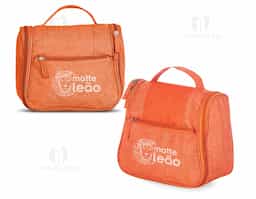 Nécessaire organizadora confeccionada em nylon Oxford, material resistente e indicado para uso frequente. Possui bolso frontal e alça superior que facilitam o transporte. Internamente, conta com gancho plástico para utilização pendurada, bolso superior em nylon com zíper, bolso telado também com zíper e compartimento inferior em tela com quatro divisões abertas, garantindo organização eficiente dos itens. Estrutura pensada para viagens ou rotina diária, permitindo acesso prático e melhor visualização do conteúdo. Um brinde corporativo funcional, completo e alinhado a quem valoriza organização e praticidade real.