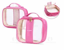Nécessaire impermeável confeccionada em PVC, com bordas em PU que reforçam a estrutura e agregam acabamento mais sofisticado ao produto. Possui fechamento em zíper, garantindo segurança no armazenamento de itens pessoais, cosméticos ou acessórios. Os puxadores em formato de coração adicionam um detalhe diferenciado ao design, tornando a peça mais atrativa. Conta ainda com alça superior de mão, que facilita o transporte e o manuseio no dia a dia. Um brinde corporativo funcional e visualmente marcante, que alia organização, resistência e personalidade.