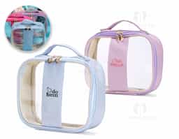 Nécessaire impermeável confeccionada em PVC, com bordas em PU que reforçam a estrutura e agregam acabamento mais sofisticado ao produto. Possui fechamento em zíper, garantindo segurança no armazenamento de itens pessoais, cosméticos ou acessórios. Os puxadores em formato de coração adicionam um detalhe diferenciado ao design, tornando a peça mais atrativa. Conta ainda com alça superior de mão, que facilita o transporte e o manuseio no dia a dia. Um brinde corporativo funcional e visualmente marcante, que alia organização, resistência e personalidade.