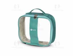 Nécessaire impermeável confeccionada em PVC, com bordas em PU que reforçam a estrutura e agregam acabamento mais sofisticado ao produto. Possui fechamento em zíper, garantindo segurança no armazenamento de itens pessoais, cosméticos ou acessórios. Os puxadores em formato de coração adicionam um detalhe diferenciado ao design, tornando a peça mais atrativa. Conta ainda com alça superior de mão, que facilita o transporte e o manuseio no dia a dia. Um brinde corporativo funcional e visualmente marcante, que alia organização, resistência e personalidade.