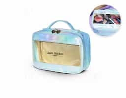 Nécessaire confeccionada em PVC e tecido sintético com acabamento holográfico, que confere visual moderno e efeito iridescente ao produto. Resistente à água, oferece proteção adicional para itens pessoais, cosméticos ou acessórios no uso diário. Sua estrutura leve e prática facilita o transporte e a organização em diferentes contextos, como viagens ou rotina profissional. O design diferenciado valoriza a apresentação e amplia o destaque da marca. Um brinde corporativo atual e funcional, que une estética marcante, durabilidade e utilidade real no dia a dia.