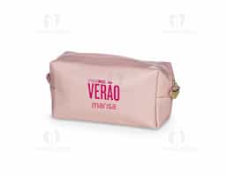 Nécessaire confeccionada em poliuretano (PU) resistente à água, ideal para proteger itens pessoais contra respingos e umidade. Leve e prática, é perfeita para organizar cosméticos, acessórios e objetos de uso diário com segurança. Versátil e funcional, adapta-se a diferentes ocasiões, como viagens, academia ou rotina profissional, sendo uma excelente opção de brinde corporativo útil e de ampla aceitação.