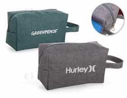 Nécessaire multiuso confeccionada em nylon resistente à água, ideal para proteger e organizar itens pessoais no dia a dia. Possui fechamento em zíper que garante segurança no armazenamento de cosméticos, acessórios ou objetos de uso frequente. A alça lateral de mão facilita o transporte e o manuseio em viagens, trabalho ou academia, oferecendo praticidade em diferentes contextos. Versátil e funcional, é um brinde corporativo de ampla aceitação, associado à durabilidade, organização e presença constante da marca na rotina do usuário.