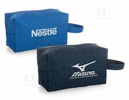 Nécessaire multiuso confeccionada em nylon resistente à água, ideal para proteger e organizar itens pessoais no dia a dia. Possui fechamento em zíper que garante segurança no armazenamento de cosméticos, acessórios ou objetos de uso frequente. A alça lateral de mão facilita o transporte e o manuseio em viagens, trabalho ou academia, oferecendo praticidade em diferentes contextos. Versátil e funcional, é um brinde corporativo de ampla aceitação, associado à durabilidade, organização e presença constante da marca na rotina do usuário.