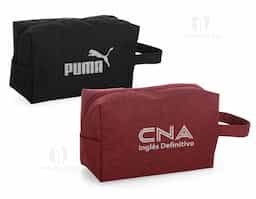 Nécessaire multiuso confeccionada em nylon resistente à água, ideal para proteger e organizar itens pessoais no dia a dia. Possui fechamento em zíper que garante segurança no armazenamento de cosméticos, acessórios ou objetos de uso frequente. A alça lateral de mão facilita o transporte e o manuseio em viagens, trabalho ou academia, oferecendo praticidade em diferentes contextos. Versátil e funcional, é um brinde corporativo de ampla aceitação, associado à durabilidade, organização e presença constante da marca na rotina do usuário.
