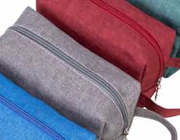 Nécessaire multiuso confeccionada em nylon resistente à água, ideal para proteger e organizar itens pessoais no dia a dia. Possui fechamento em zíper que garante segurança no armazenamento de cosméticos, acessórios ou objetos de uso frequente. A alça lateral de mão facilita o transporte e o manuseio em viagens, trabalho ou academia, oferecendo praticidade em diferentes contextos. Versátil e funcional, é um brinde corporativo de ampla aceitação, associado à durabilidade, organização e presença constante da marca na rotina do usuário.