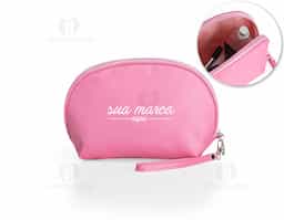 Necessaire impermeável de nylon com forro em poliéster, acompanha alça com gancho para encaixe.