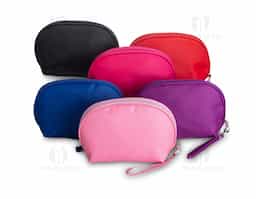 Necessaire impermeável de nylon com forro em poliéster, acompanha alça com gancho para encaixe.