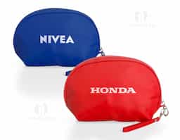 Necessaire impermeável de nylon com forro em poliéster, acompanha alça com gancho para encaixe.
