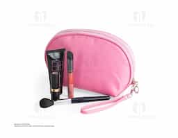 Necessaire impermeável de nylon com forro em poliéster, acompanha alça com gancho para encaixe.