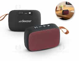 Caixa de som com microfone em ABS, tecido em poliéster e acabamento emborrachado. Transmissão por bluetooth, ligação stereo 3,5 mm e leitor de cartões TF. Potência de 3W/4O. Função para atender chamadas, controle de volume, conexão à playlist do dispositivo móvel e rádio FM. Incluso cabo USB para carregar