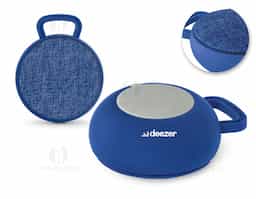 Caixa de som com microfone em ABS e tecido em poliéster. Com gancho e acabamento emborrachado. Transmissão por bluetooth, potência de 3W/4O e autonomia até 3 h. Função para atender chamadas, controle de volume e conexão à playlist do dispositivo móvel. Incluso cabo para carregamento