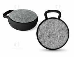 Caixa de som com microfone em ABS e tecido em poliéster. Com gancho e acabamento emborrachado. Transmissão por bluetooth, potência de 3W/4O e autonomia até 3 h. Função para atender chamadas, controle de volume e conexão à playlist do dispositivo móvel. Incluso cabo para carregamento