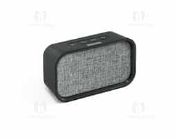 caixa de som com microfone em ABS, tecido em poliéster e acabamento emborrachado. Transmissão por bluetooth, ligação stereo 3,5 mm e leitor de cartões TF. Potência de 3W/4O. Função para atender chamadas, controle de volume, conexão à playlist do dispositivo móvel e rádio FM. Incluso cabo USB para carregar