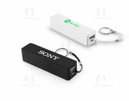 Bateria portátil fabricada em ABS, com célula de lítio de 1.600 mAh e vida útil de aproximadamente 500 ciclos. Conta com uma porta de saída USB-A para carregamento de dispositivos eletrônicos. Acompanha cabo USB para recarga da própria bateria, garantindo praticidade.