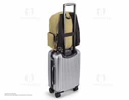 Mochila para computador em algodão canvas pré-lavado. Compartimento principal forrado, com 2 divisórias almofadadas para computador até 15.6'' e tablet até 10.5''. A mochila tem bolso frontal e 2 bolsos laterais. Parte posterior e alças são almofadadas.