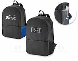 Mochila para notebook em 600D. Compartimento com divisória almofadada para notebook até 15.6''. Bolso lateral em tela e bolso frontal. Parte posterior e alças almofadadas.