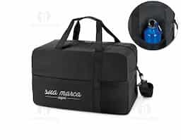 Bolsa esportiva em 600D. Fundo com placa semi-rígida, bolso frontal com zíper e bolso em tela. Alça de ombro ajustável, com reforço