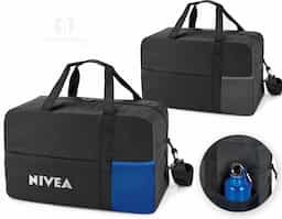 Bolsa esportiva em 600D. Fundo com placa semi-rígida, bolso frontal com zíper e bolso em tela. Alça de ombro ajustável, com reforço