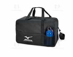 Bolsa esportiva em 600D. Fundo com placa semi-rígida, bolso frontal com zíper e bolso em tela. Alça de ombro ajustável, com reforço