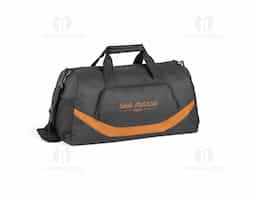Bolsa esportiva em 300D e 1680D. Fundo com placa semi-rígida. Contém um bolso frontal com ziper, um bolso lateral em tela e um bolso lateral para sapatos. Alça de ombro ajustável, com reforço almofadado