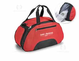 Bolsa esportiva em 600D com divisória interior e fundo com placa semi-rígida. Bolso frontal e bolso lateral para calçado, ambos com zíper. Alça de ombro ajustável