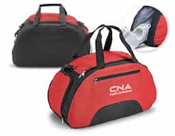 Bolsa esportiva em 600D com divisória interior e fundo com placa semi-rígida. Bolso frontal e bolso lateral para calçado, ambos com zíper. Alça de ombro ajustável