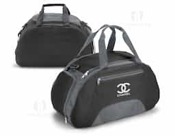 Bolsa esportiva em 600D com divisória interior e fundo com placa semi-rígida. Bolso frontal e bolso lateral para calçado, ambos com zíper. Alça de ombro ajustável