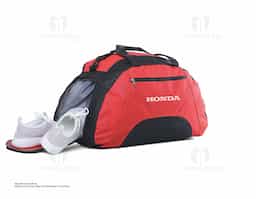 Bolsa esportiva em 600D com divisória interior e fundo com placa semi-rígida. Bolso frontal e bolso lateral para calçado, ambos com zíper. Alça de ombro ajustável