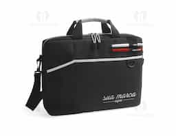 Pasta para notebook até 15.6'' em 600D com interior forrado e almofadado. Tem 2 bolsos frontais e alça de ombro ajustável. Suporte para canetas(canetas não inclusas). 