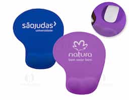Mouse Pad ergonômico de neoprene com apoio para o punho de silicone. Parte inferior revestida com silicone antiderrapante.