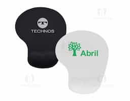 Mouse Pad ergonômico de neoprene com apoio para o punho de silicone. Parte inferior revestida com silicone antiderrapante.