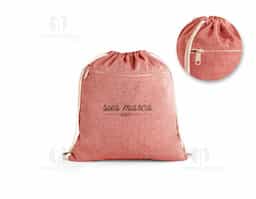 Sacola tipo mochila em 70% algodão reciclado e 30% poliéster reciclado (140 g/m²), com bolso frontal, fecho discreto e alças em algodão. O tecido é sem tingimento, é utilizado na sua cor original, sem produtos químicos de tingimento ou branqueamento, contribuindo para um menor impacto ambiental.