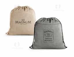 Sacola tipo mochila em 70% algodão reciclado e 30% poliéster reciclado (140 g/m²), com bolso frontal, fecho discreto e alças em algodão. O tecido é sem tingimento, é utilizado na sua cor original, sem produtos químicos de tingimento ou branqueamento, contribuindo para um menor impacto ambiental.