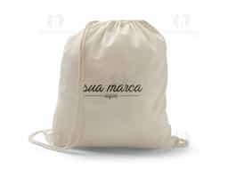 Sacola tipo mochila 100% algodão (100 g/m²), resistente e confortável, com alças para transporte prático. Material natural e sustentável, ideal como brinde corporativo ecológico, unindo funcionalidade, estilo e ampla área para personalização da marca.