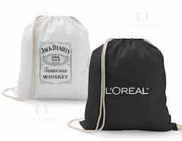 Sacola tipo mochila 100% algodão (100 g/m²), leve, resistente e confortável, com alças para transporte prático. Material natural e sustentável, ideal como brinde corporativo ecológico, combinando funcionalidade, estilo e ampla área para personalização da marca.