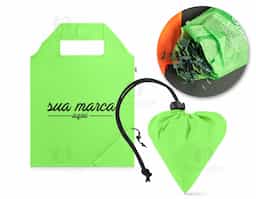 Sacola dobrável em rPET 190T. Produzida a partir de plástico reciclado contribuindo para a redução dos resíduos no meio ambiente. Alças de 40 cm. 370 x 420 mm
