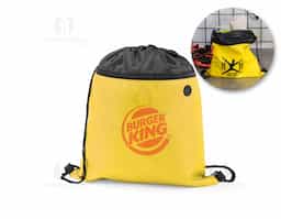 Sacola tipo mochila em poliéster 210D, resistente e prática, com bolso frontal com zíper e saída para fones de ouvido ou cabos. Ideal para organização de objetos pessoais, combina funcionalidade e estilo, sendo perfeita como brinde corporativo moderno e útil no dia a dia.