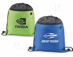 Sacola tipo mochila em poliéster 210D, resistente e prática, com bolso frontal com zíper e saída para fones de ouvido ou cabos. Ideal para organização de objetos pessoais, combina funcionalidade e estilo, sendo perfeita como brinde corporativo moderno e útil no dia a dia.